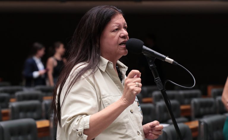 Comissão da Câmara aprova piso de R$ 5,5 mil para assistentes sociais; matéria pode avançar ao Senado