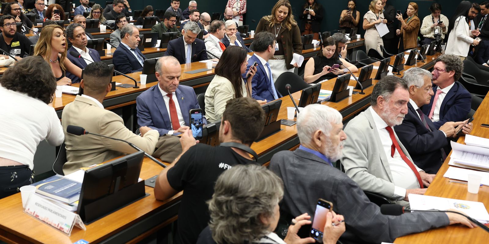 Análise adicional suspende votação da PEC sobre a jornada 6x1 na CCJ da Câmara