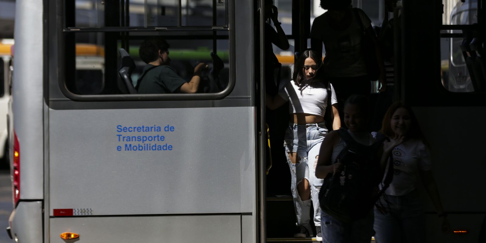 Rio de Janeiro adota lei para combater abuso contra mulheres no transporte público