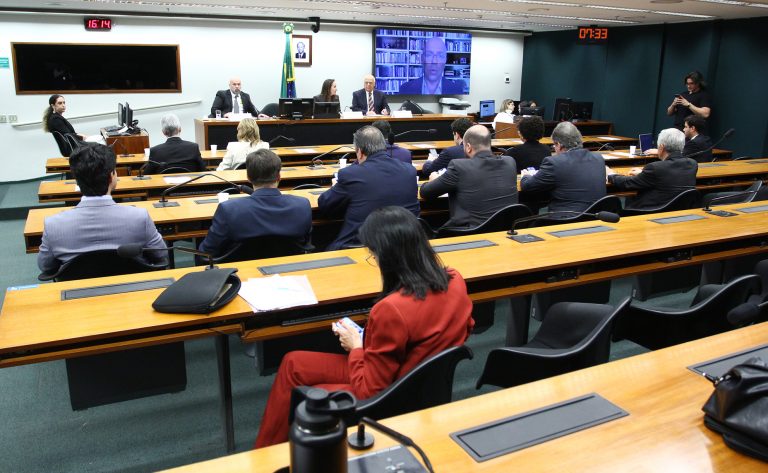 Setor empresarial defende corte em encargos trabalhistas e critica fim da escala 6x1